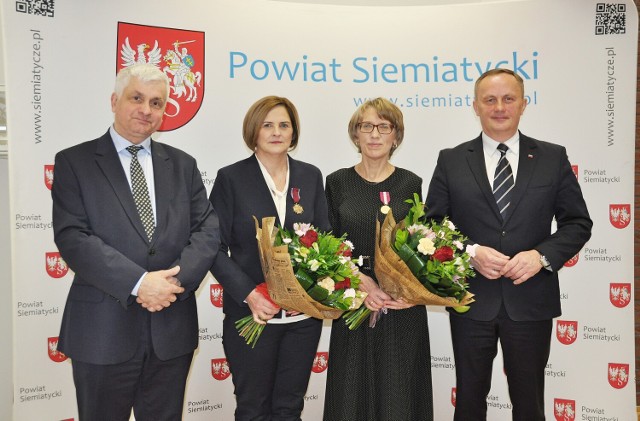 Walentyna Kwiatkowska -była skarbnik powiatu została odznaczona „Medalem Złotym za długoletnią służbę”, natomiast Bożena Krzyżanowska, dyrektor Liceum Ogólnokształcącego otrzymała Brązowy Krzyż Zasługi