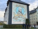 W Kielcach powstał nowy mural. Przedstawia Stanisława Staszica, związanego z Kielcami i regionem. Zobacz, jak wygląda