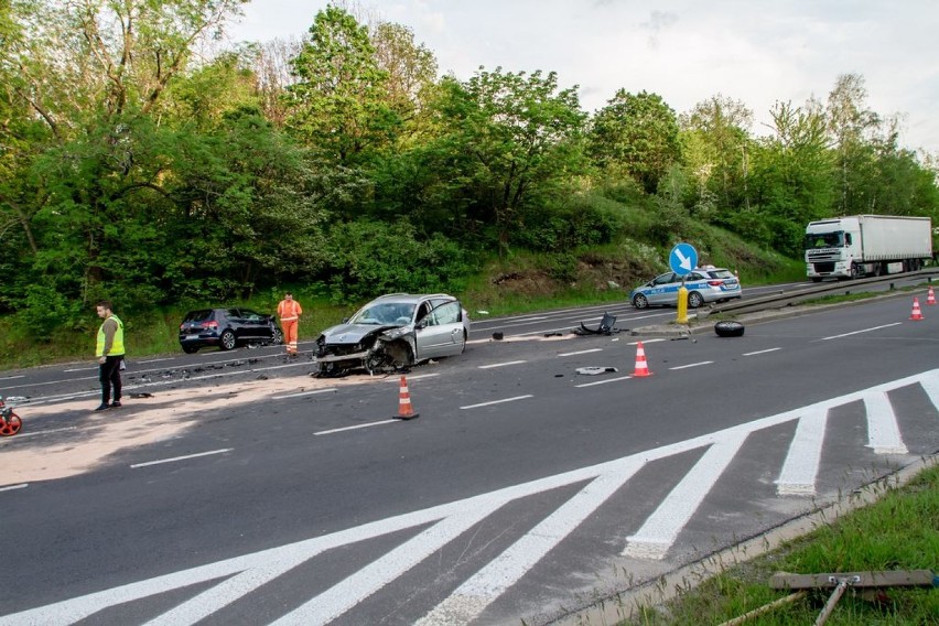 Wałbrzych-Świebodzice: Wypadek na „skrzyżowaniu śmierci”. Droga 35. przez kilka godzin była zablokowana [ZDJĘCIA]