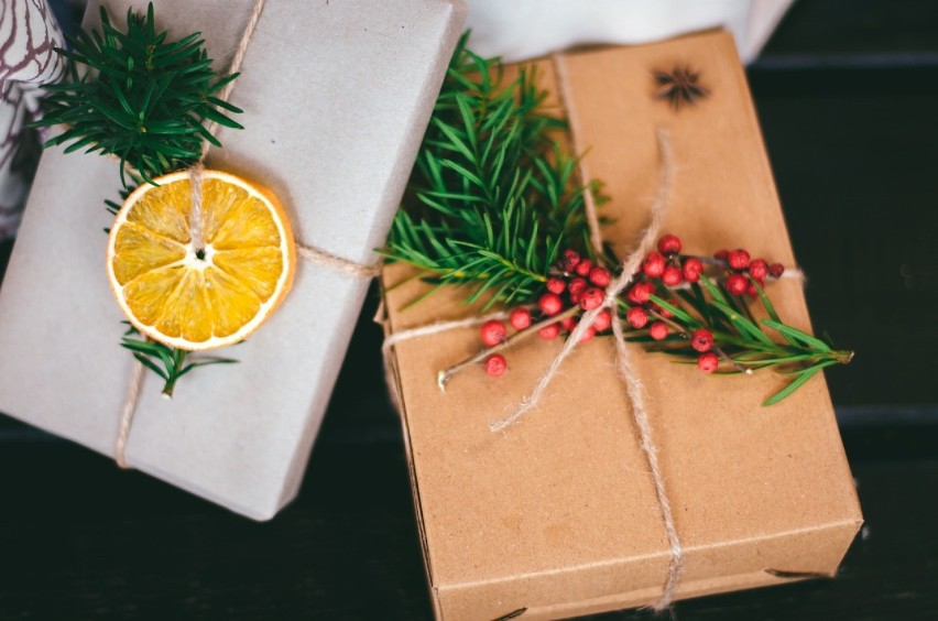 Jak zapakować świąteczny prezent? Mamy dla Was galerię pomysłów i inspiracji opakowań prezentów pod choinkę