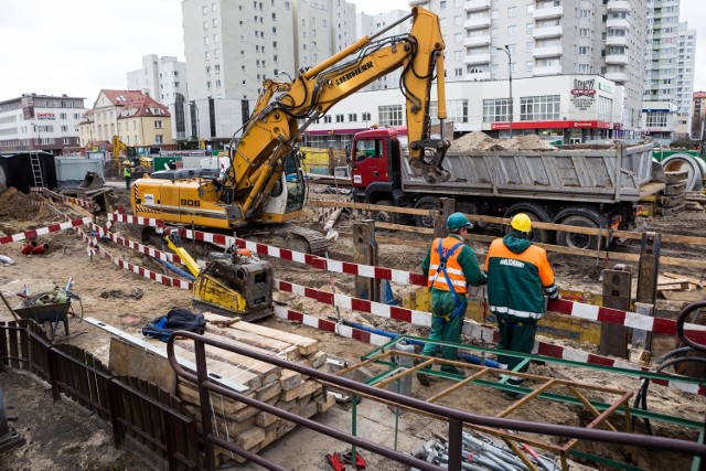 Budowa II linii metra. Kopią już przy Płockiej. Za dwa lata będzie tam stacja kolejki [ZDJĘCIA]