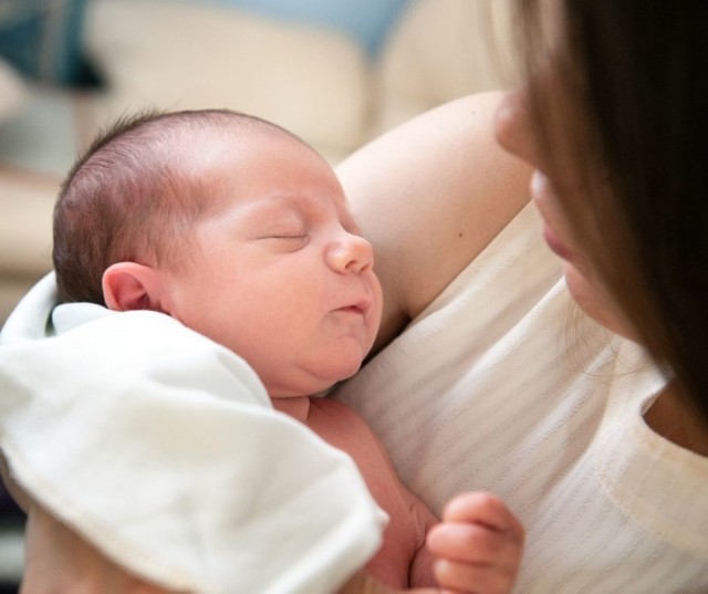 - Cieszymy się. Narodziny dziecka to wyjątkowy moment. Niestety ze względu na sytuację epidemiologiczną musieliśmy na pewien czas, w trosce o bezpieczeństwo personelu, pacjentów i samych dzieci, przedsięwziąć środki ostrożności. Teraz chcemy wyjść naprzeciw oczekiwaniom przyszłych mam - mówią członkowie personelu świnoujskiego szpitala.