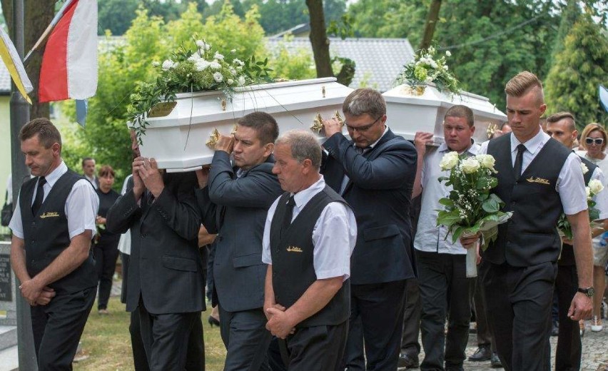 Pogrzeb dzieci zmarłych w wypadku w Pniewitem [zdjęcia]