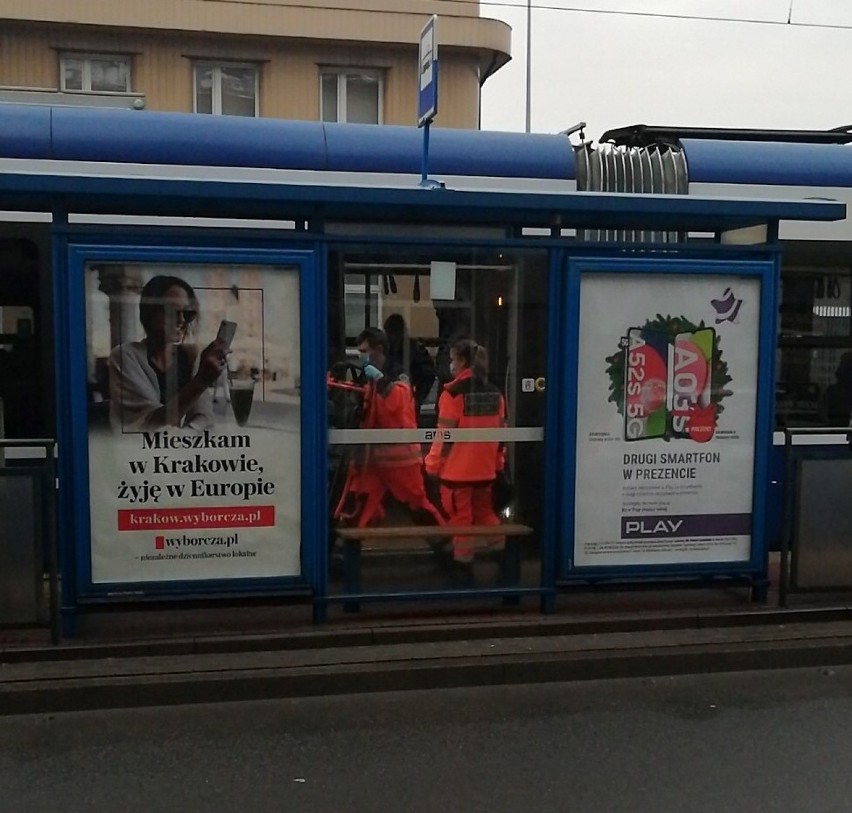 Kraków. Przywrócono ruch tramwajów na ul. Mogilskiej. Wzywano karetkę, bo zasłabła pasażerka