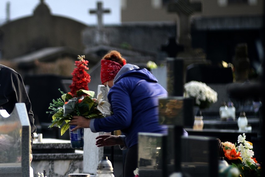 Mieszkańcy sukcesywnie sprzątają groby na cmentarzu...
