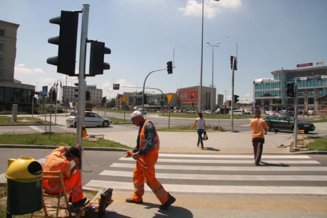 Kończy się montaż sygnalizacji świetlnej na bardzo niebezpiecznym skrzyżowaniu ulicy Żelaznej i Czarnowskiej w Kielcach.