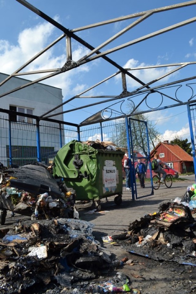 Nowy Dwór Gdański. Pożar wiaty z kontenerami na śmieci w centrum miasta