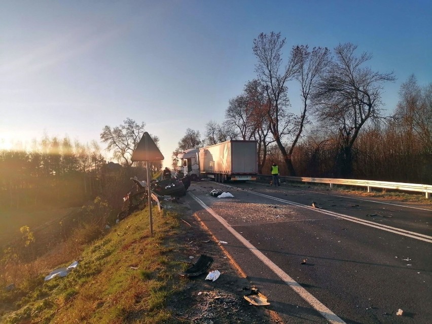 Śmiertelny wypadek w gminie Pątnów. Czołowe zderzenie na drodze krajowej. Zginął 29-letni mieszkaniec powiatu wieluńskiego ZDJĘCIA