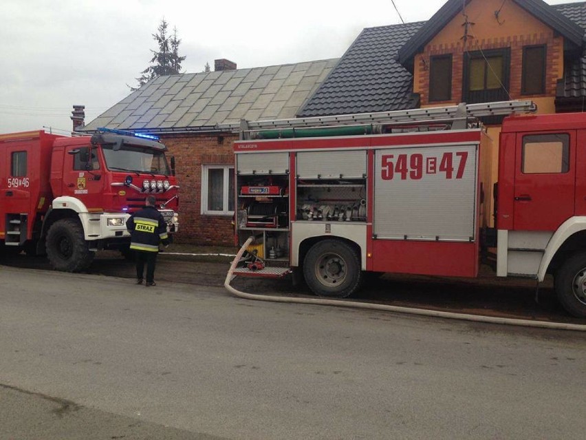 Pożar domu jednorodzinnego w Twardej koło Tomaszowa Maz. Kobieta z objawami zatrucia trafiła do szpitala [ZDJĘCIA]