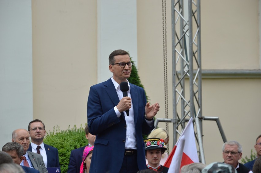 Wizyta premiera Mateusza Morawieckiego w Łowiczu. Przyszło wielu zwolenników 