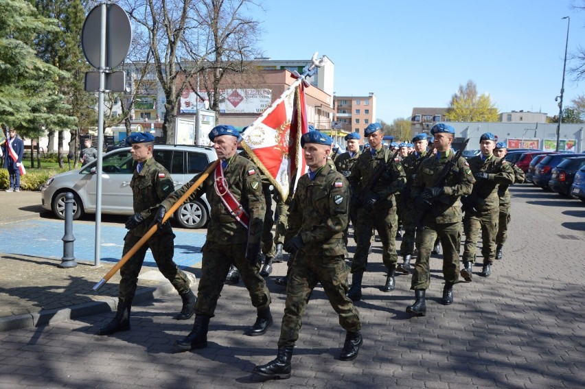 Lęborczanie świętowali przed starostwem Dzień Flagi Rzeczypospolitej Polskiej.
