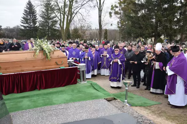 Tłumy świecian żegnały dziś (czwartek) księdza Kazimierza Grajewskiego. Proboszcz starej fary zmarł 16 lutego. Miał 61 lat. Spoczął na cmentarzu przy ulicy Sienkiewicza w Świeciu.