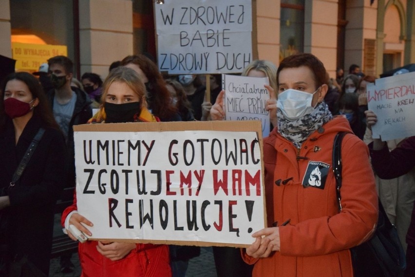 Kobiety od kilku dni protestują na ulicach Polski przeciwko...