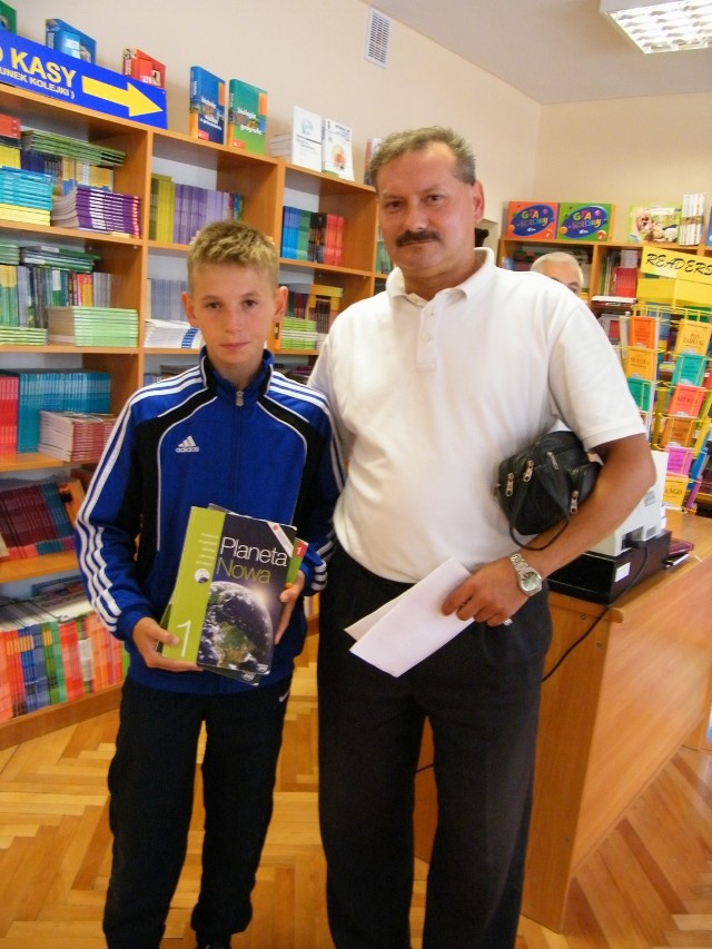 Mirosław Bury z synem Michałem doszli do wniosku, że używane książki niczym się nie różnią od nowych, a są tańsze