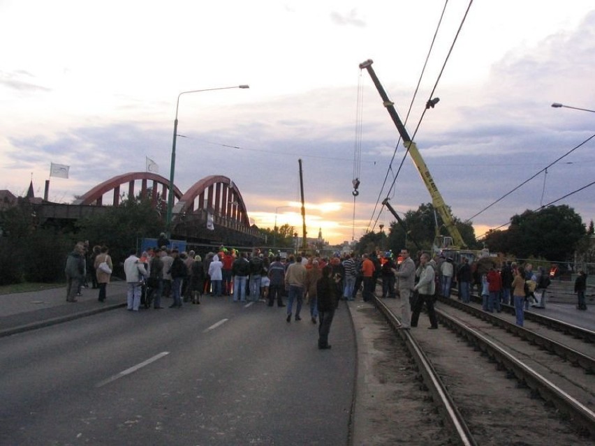 Już w sobotę na most Mieszka ciągneły tłumy Poznaniaków....