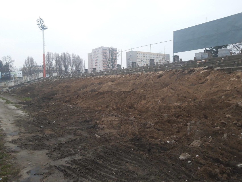 Trwają prace rozbiórkowe na stadionie bydgoskiej Polonii....