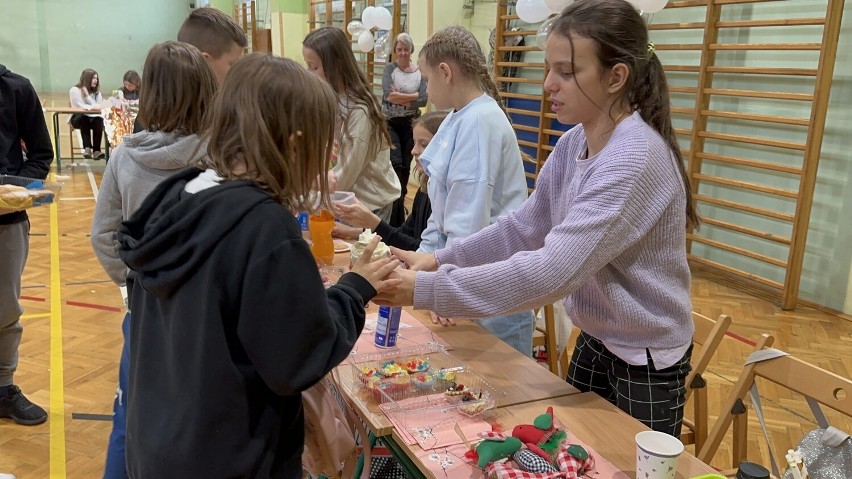 Blisko 6 tys. zł zebrali uczniowie Szkoły Podstawowej nr 1 w Bochni podczas kawiarenki charytatywnej. Zobacz zdjęcia i wideo