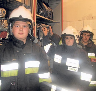 Młodzież z Psar uczy się strażackiego fachu