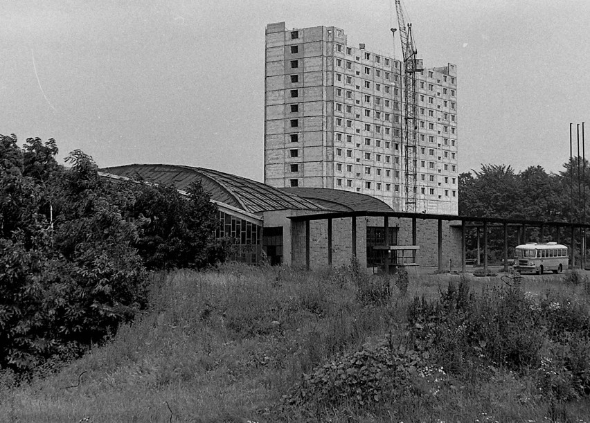 Budowa hotelu, lata 80