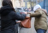Policja szuka kobiety, której złodziej wyrwał torebkę w rejonie wiaduktu w Piotrkowie