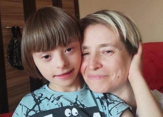 7-letni Leoś Leszczyński choruje na Zespół Downa i bardzo rzadką chorobę Moyamoya. Jego mama Małgorzata ma raka piersi z przerzutami do wątroby