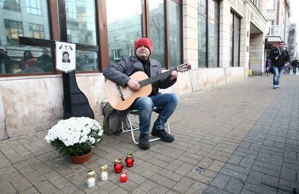 Zobacz więcej zdjęć i filmy: 

- Człowiek-motyl uczcił pamięć... Ryśka z "Klanu" [ZDJĘCIA, FILM] 
-&nbsp;Paweł Hajncel zapalił znicze... Ryśkowi z Klanu [ZDJĘCIA+FILM] 