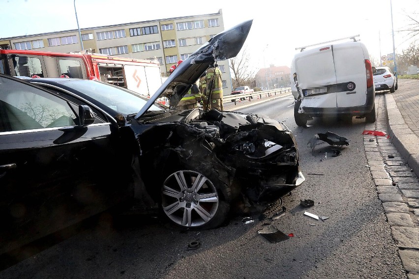 Wypadek na ulicy Żołnierzy II Armii Wojska Polskiego w Legnicy. Kierowca auta osobowego uciekł, zdjęcia