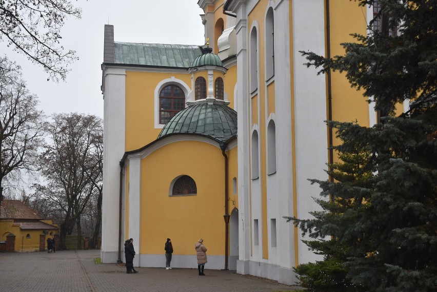 Przed trzemeszeńską bazyliką stanęła żywa szopka! [FOTO]