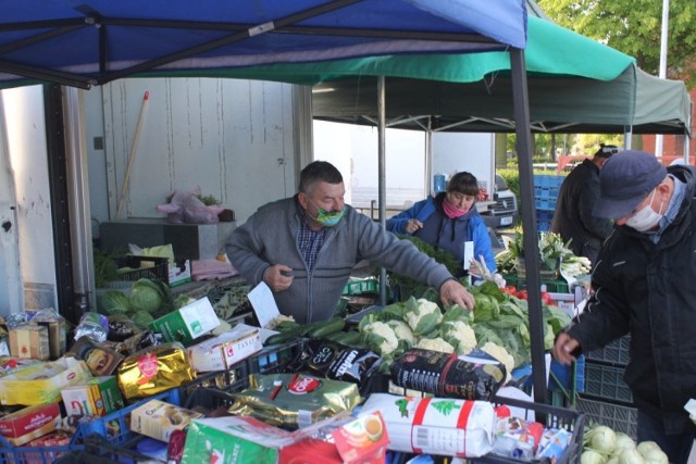 Na targowisku warzywami handlują także rolnicy z gminy Jeziora Wielkie, m.in. Marek Pietrowski z Nożyczyna