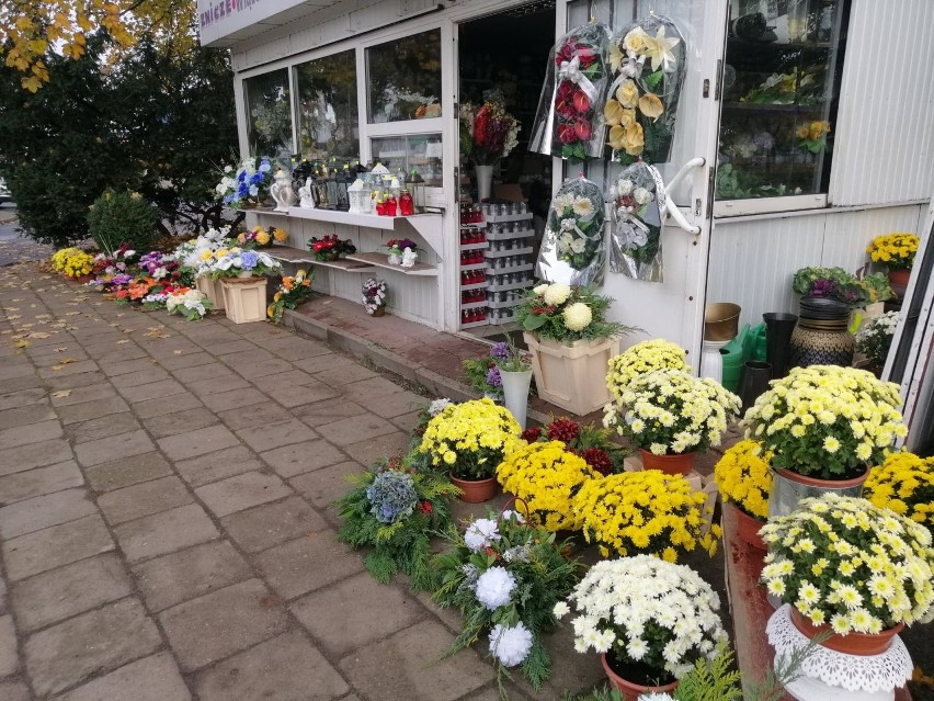 Cmentarz w Kołobrzegu zamknięty - a markety otwarte! - mówią rozgoryczeni sprzedawcy kwiatów i zniczy