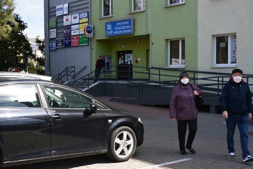 Na chełmskich ulicach mieszkańcy dostosowali się  do obowiązku zakrywania ust i nosa - zobaczcie zdjęcia