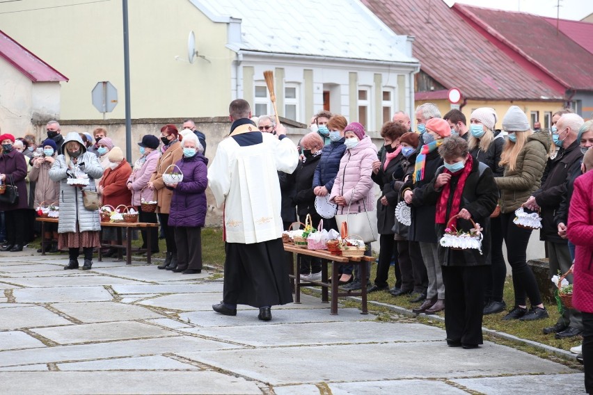 Na zewnątrz Kościoła świętego Bartłomieja w Staszowie odbyło...