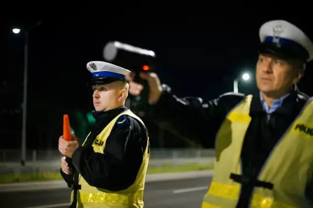 Policjanci w terenie sprawdzają m.in. prędkość jazdy. Foto ilustracyjne