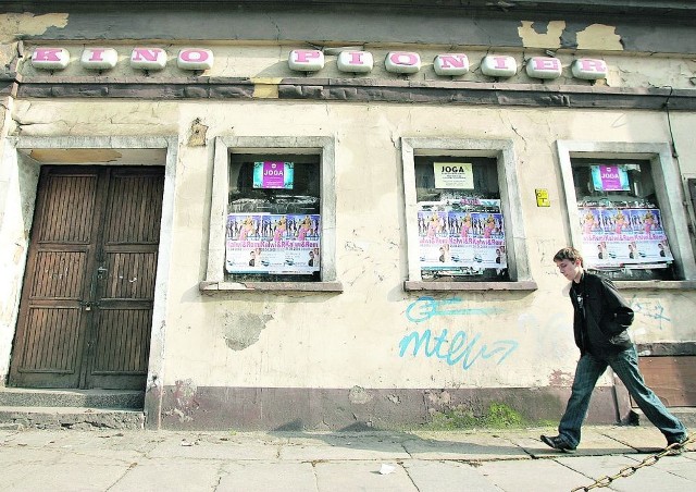 Z kina Pionier zniknął nawet szyld. Staną tu mieszkania