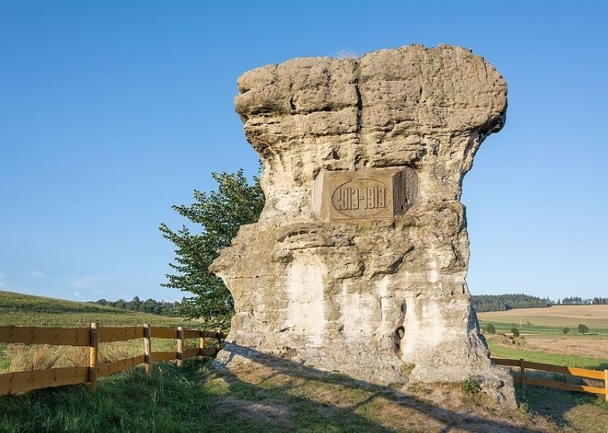 Maczuga skalna zbudowana z piaskowca ciosowego, wieku...