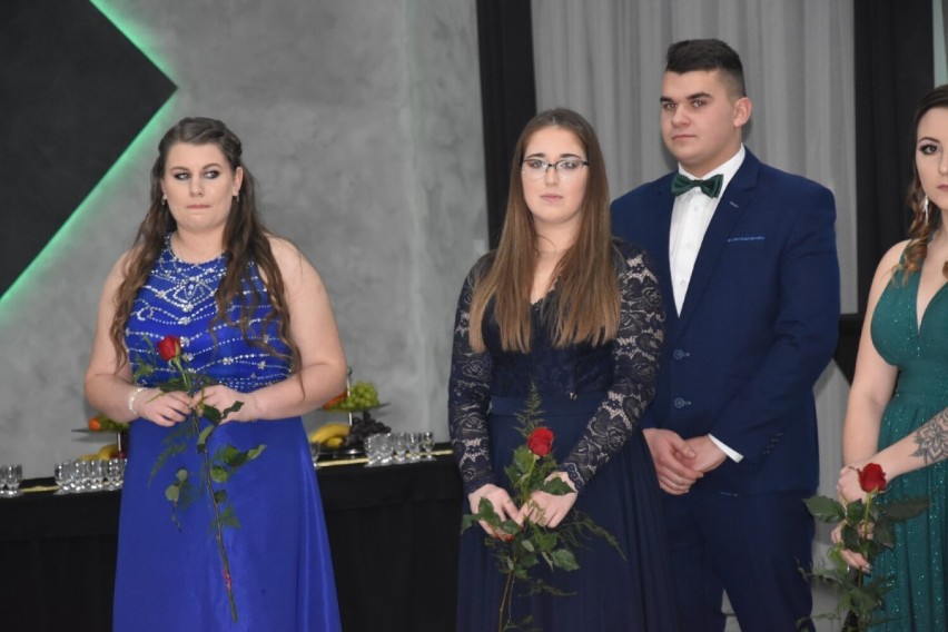 Studniówka 2022. Tegoroczni maturzyści z Zespołu Szkół w Gołańczy bawili się na symboliczne sto dni przed maturą 