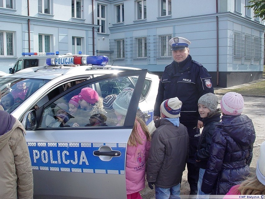 Pierwszym punktem wizyty było zwiedzanie policyjnych...