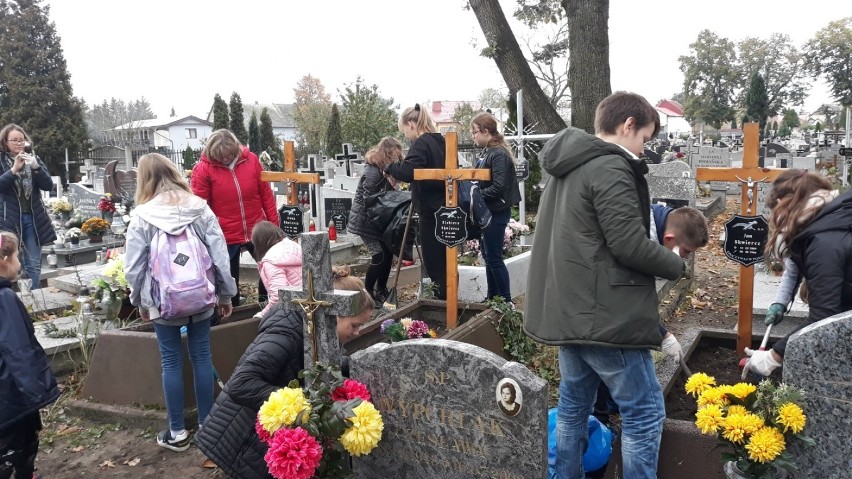 Harcerze ze Stegny porządkowali groby w ramach  Harcerskiej Akcji "Znicz".