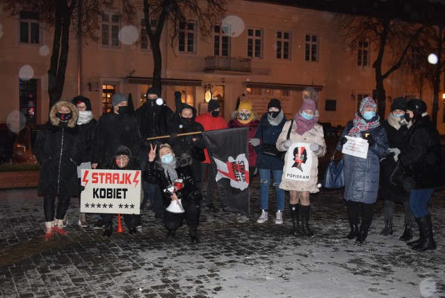 Strajk kobiet w Wieluniu. Mieszkańcy znów wyszli na ulice po publikacji wyroku w sprawie aborcji