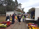 Mnóstwo ludzi na cmentarzu komunalnym na Firleju w Radomiu. Radomianie odwiedzali i sprzątali groby. Zobacz zdjęcia