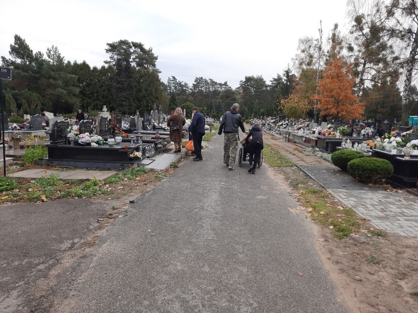 Mnóstwo ludzi na cmentarzu komunalnym na Firleju w Radomiu. Radomianie odwiedzali i sprzątali groby. Zobacz zdjęcia