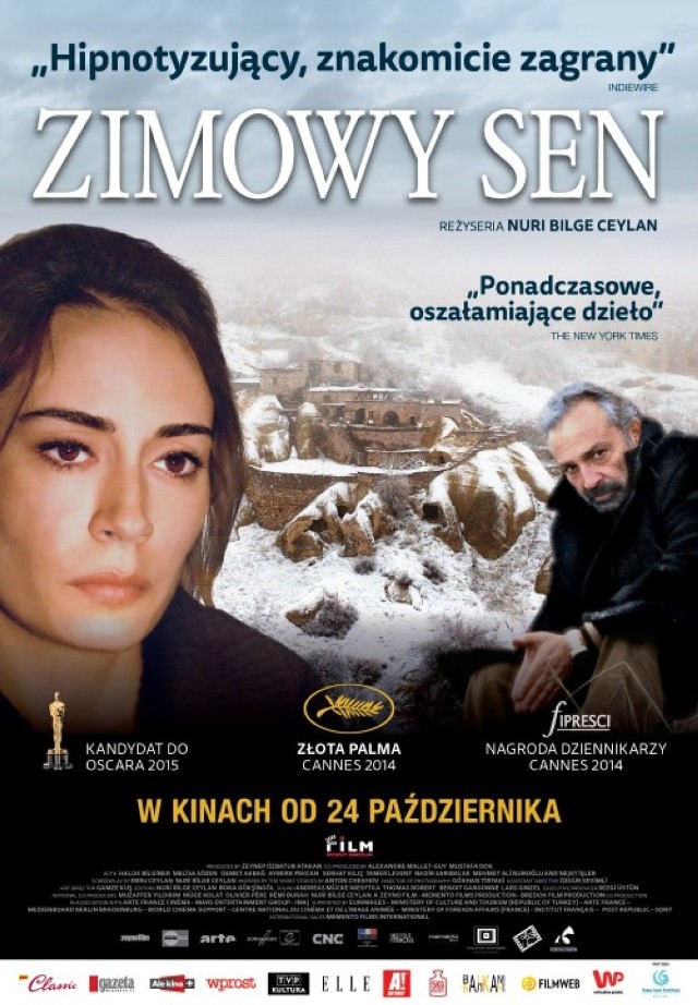 "Zimowy Sen" reż. Nuri Ceylan

Nowy film jednego z najbardziej cenionych reżyserów tureckich, Nuri Bilge Ceylana, to kandydat do Oscara. Ten obraz twórcy "Pewnego razu w Anatolii" został nagrodzony Złotą Palmą w Cannes, drugą Palmą w dorobku Ceylana. Główny bohater, Aydin, jest emerytowanym aktorem, który prowadzi mały hotel w centralnej Anatolii. W pracy towarzyszy mu młoda żona Nihal oraz siostra, Necla. W obliczu nadchodzącej zimy, hotel na uboczu staje się nie tylko miejscem schronienia, ale i sceną dla rozgrywających się życiowych dramatów. Trwające trzy godziny wnikliwe studium postaci na pewno wciągnie widza. Znajdzie on tu też całonocne rozmowy toczone w malowniczych krajobrazach Kapadocji. 
Na ekranie pojawi się znana sympatykom tureckiego kina obsada, m.in. Haluk Bilginer, Melisa Sözen i Demet Akbag.