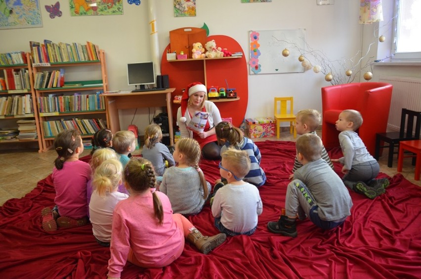 GCKiB w Czarnej Dąbrówce odwiedziły "Krasnale". Dzieci spotkały się z bibliotekarką [ZDJĘCIA] 