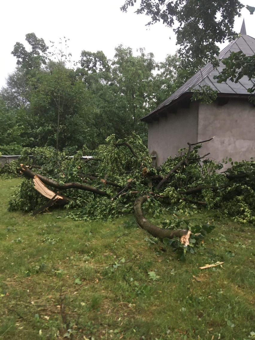 Nawałnica nad Koniecpolem. Wichura zerwała dachy z kilkunastu domów. Burmistrz miasta mówi, że są osoby ranne