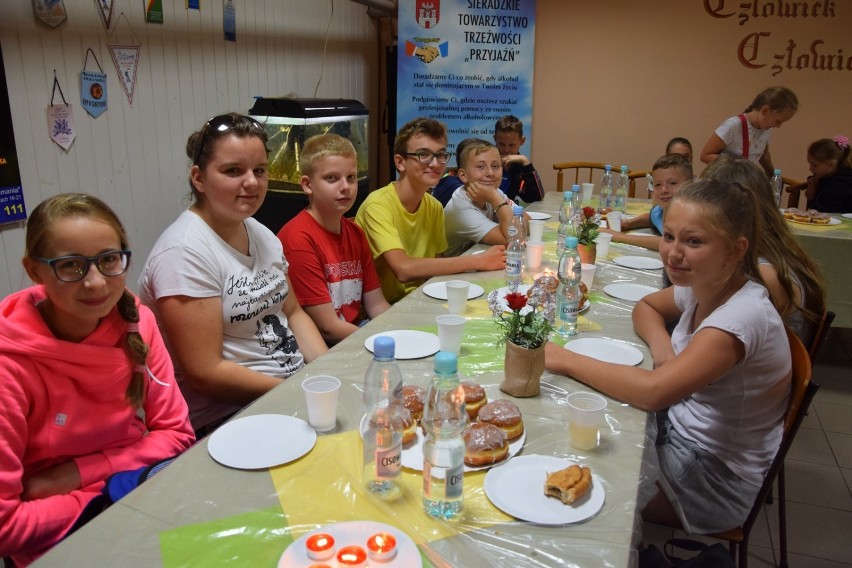 Lato z profilaktyką w gminie Wróblew. Wakacyjne zajęcia objęły w tym roku grupę ponad stu dzieci