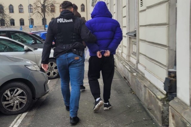 24-letni mieszkaniec Bydgoszczy najbliższe trzy miesiące spędzi w areszcie tymczasowym Za posiadanie znacznych ilości narkotyków grozi mu do 10 lat pozbawienia wolności