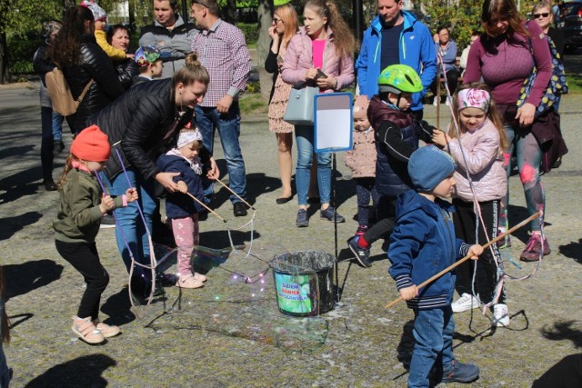 Dzień Baniek Mydlanych rozpoczął majówkę w Radomsku. Na placu 3 Maja bawili się najmłodsi i dorośli