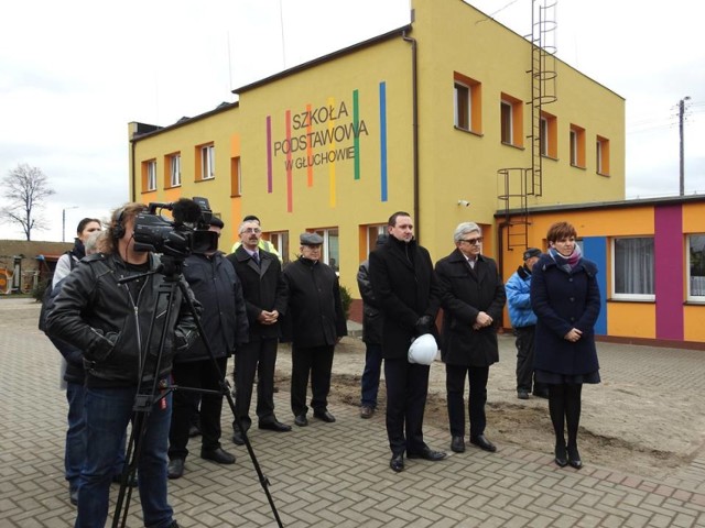 Wmurowano akt erekcyjny pod budowę sali sportowej przy SP w Głuchowie