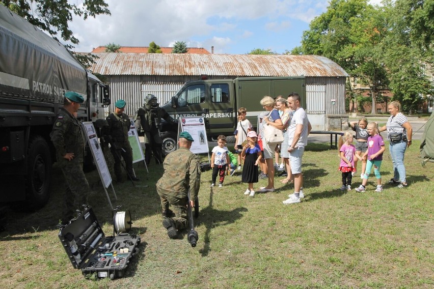 Wakacyjne spotkanie dzieci w jednostce wojskowej w Chełmnie