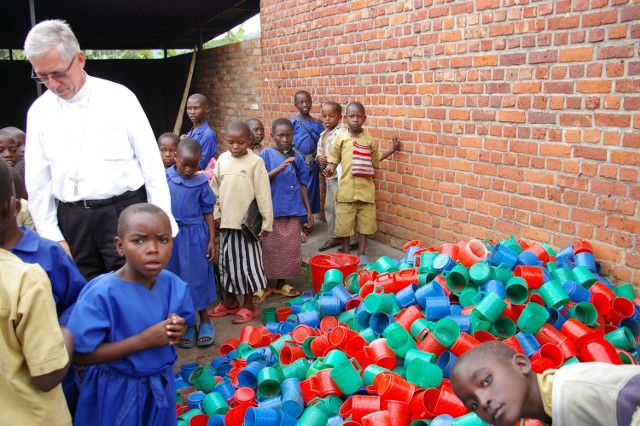 Bp Skworc przy piramidzie kubków w szkole w Rwandzie